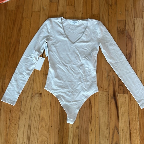 BRAND NEW! Aritzia Babaton Contour Fixture bodysuit XS matte pearl white - Picture 2 of 4